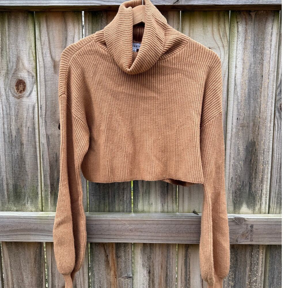 Moodie Ribbed Cropped Turtleneck